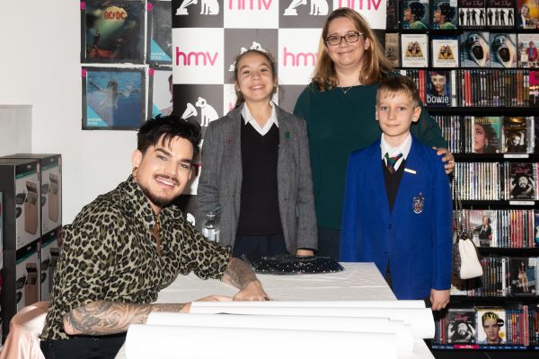 Créditos: James McCauley & Nick Allan (HMV)
