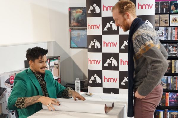 Créditos: James McCauley & Nick Allan (HMV)
