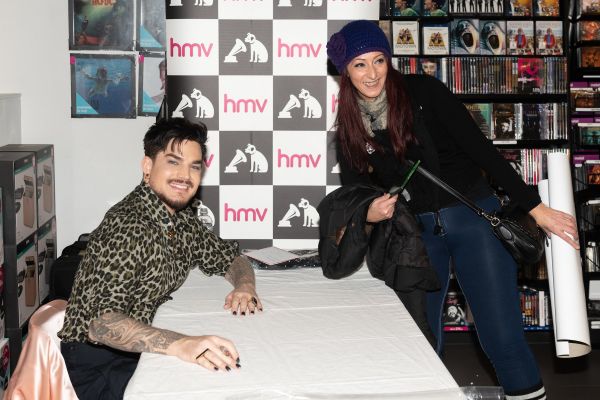 Créditos: James McCauley & Nick Allan (HMV)
