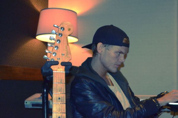 A minha Guitarra Hitmaker e o talentoso Avicii, que é um companheiro de composição prodigioso

