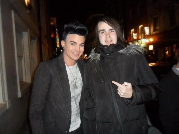 Créditos: Adam Lambert TV
