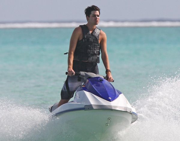 Créditos: Adam Lambert TV
