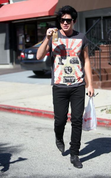 adam-lambert-040710-1.jpg